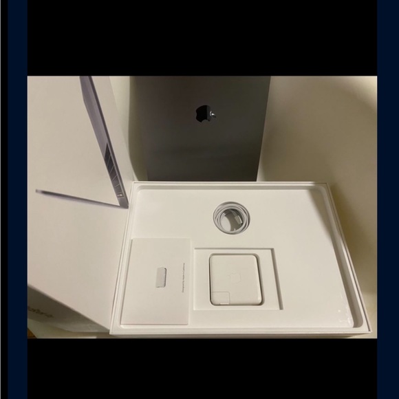 Apple MacBook Pro 15" Touchbar (i7 2.9 Ghz 6-Core, 16GB RAM, Intel UHD Graphics - Picture 5 of 12